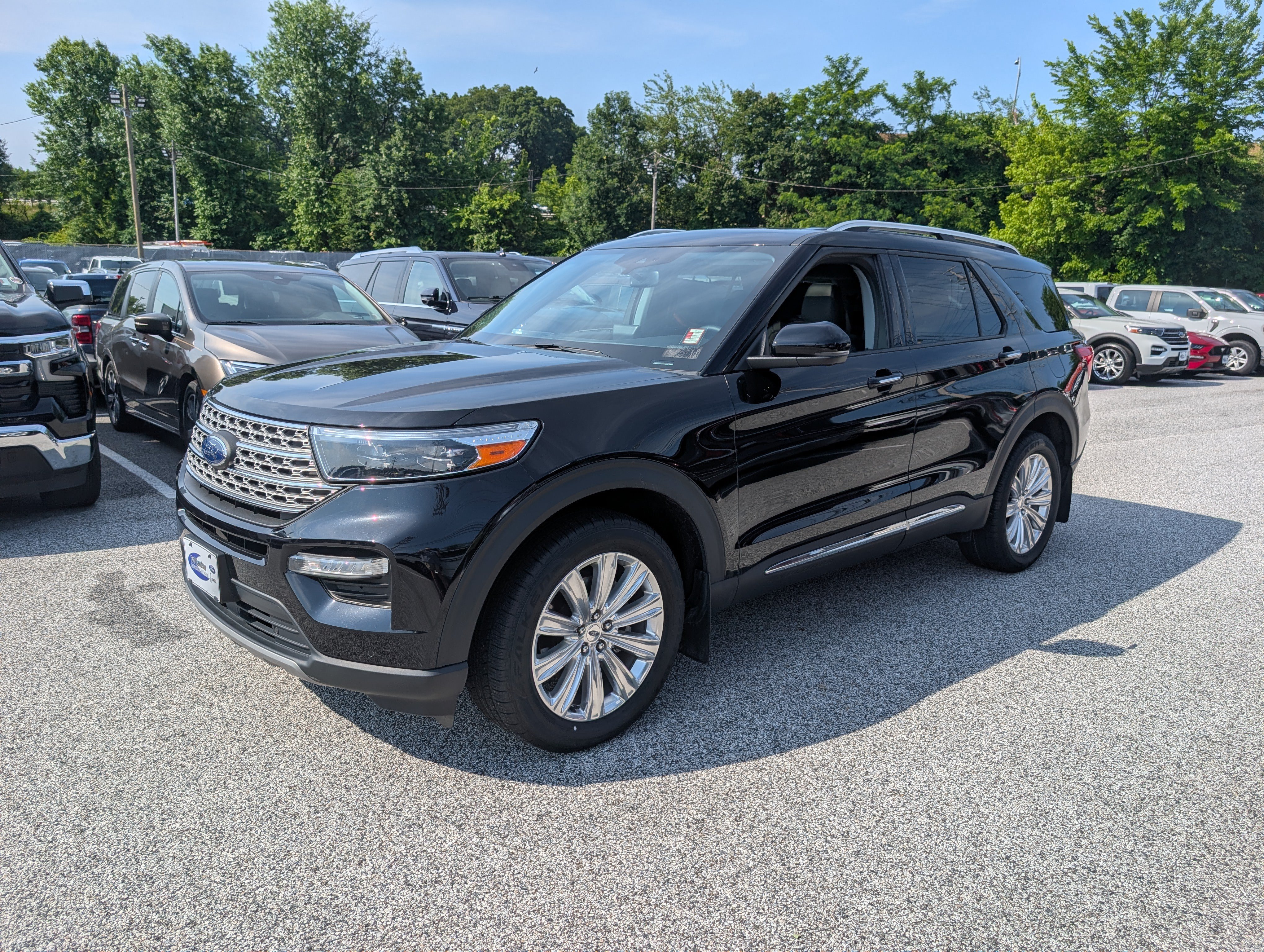 Certified 2022 Ford Explorer Limited w/ Limited Technology Package AWD/4WD image 2
