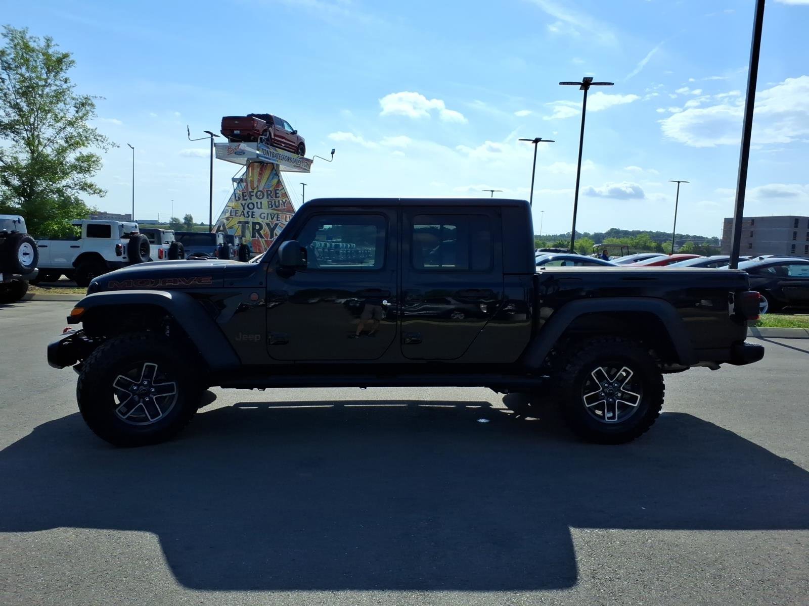 Used 2024 Jeep Gladiator Mojave w/ Technology Group AWD/4WD image 6