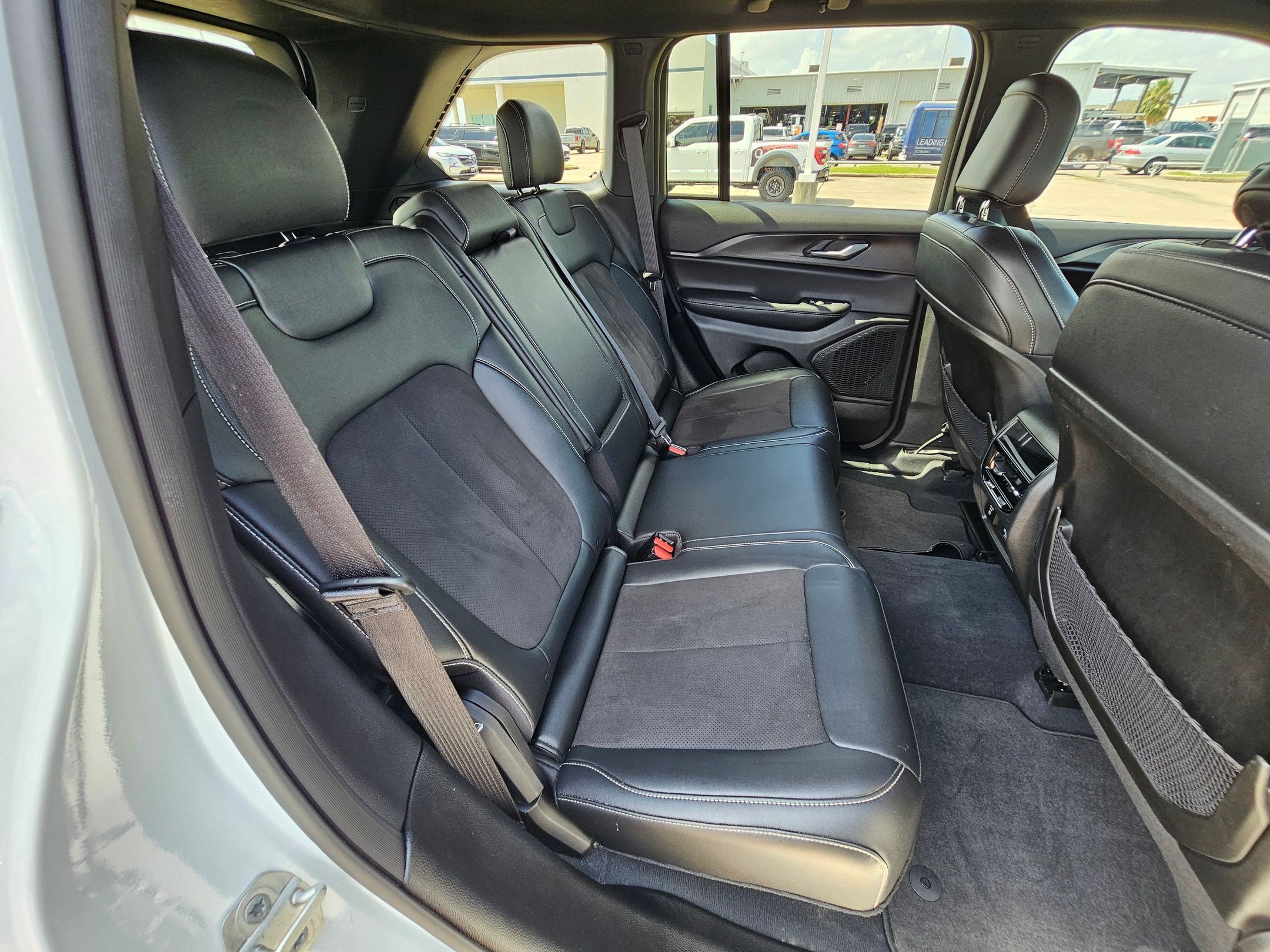 Used 2023 Jeep Grand Cherokee Altitude RWD image 30