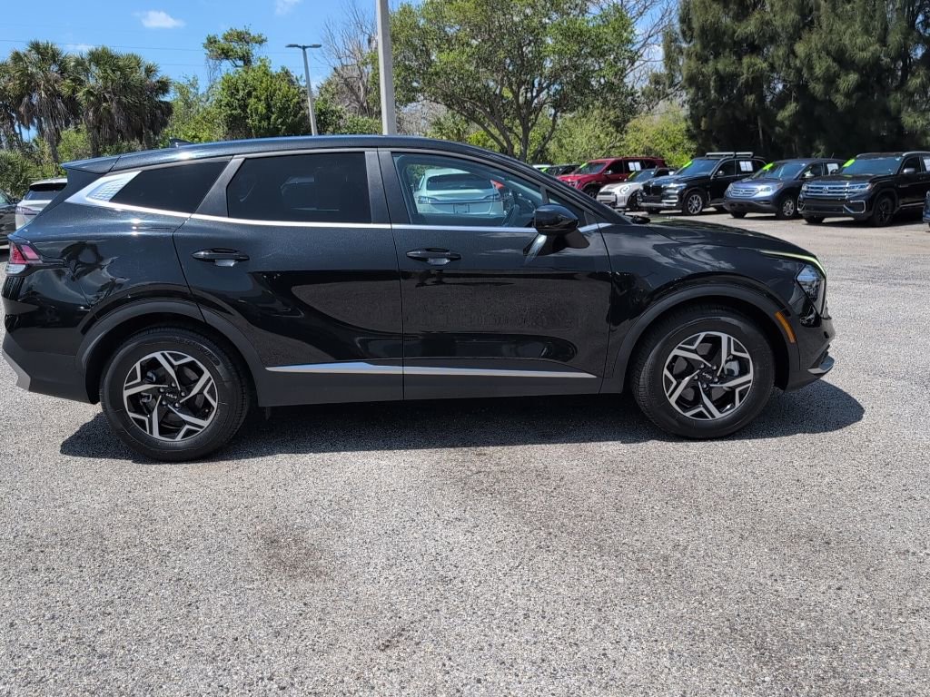 Used 2023 Kia Sportage LX FWD image 2