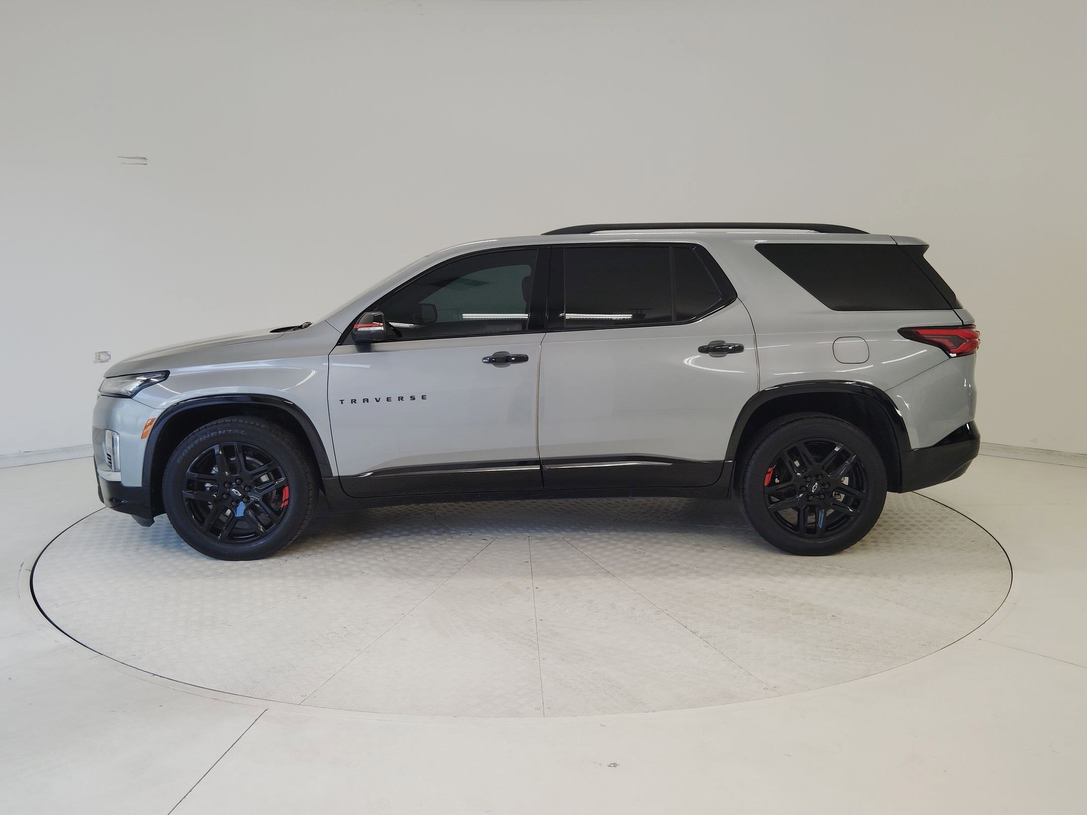 Used 2023 Chevrolet Traverse Premier w/ Redline Edition image 2