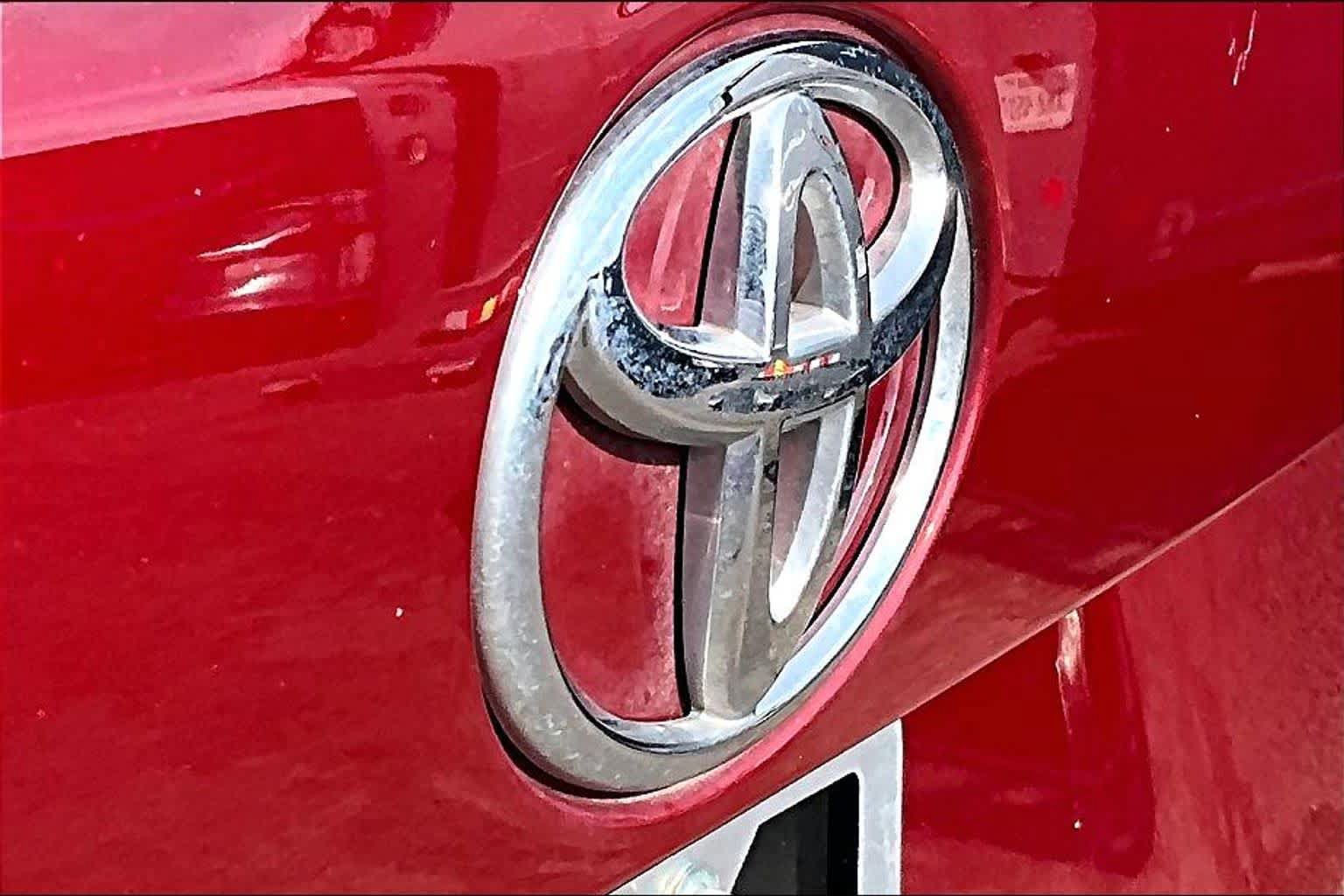 Used 2025 Toyota RAV4 LE FWD image 31