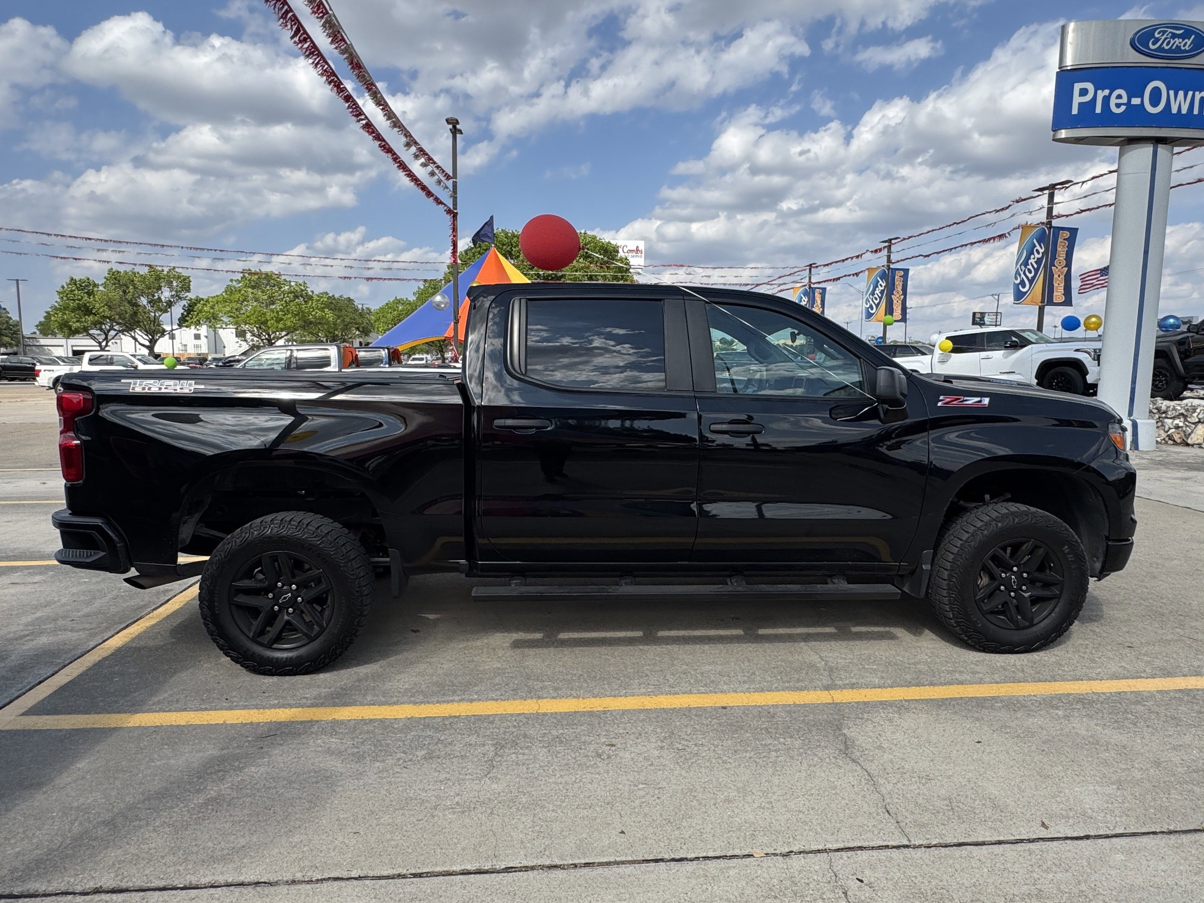 Used 2025 Chevrolet Silverado 1500 Custom Trail Boss w/ LPO, Dark Essentials Package image 3