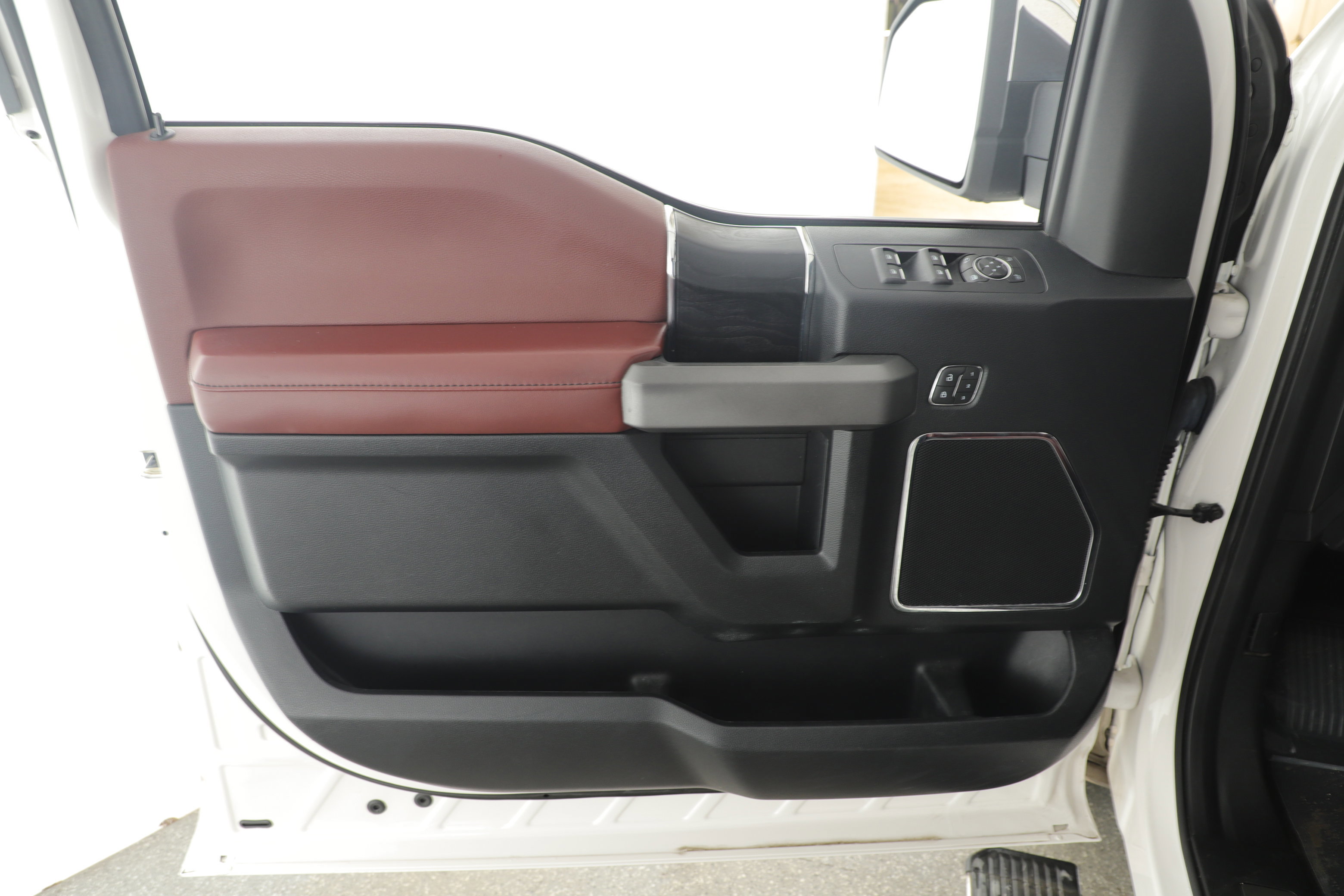 Certified 2018 Ford F150 Platinum w/ Equipment Group 701A Luxury image 9