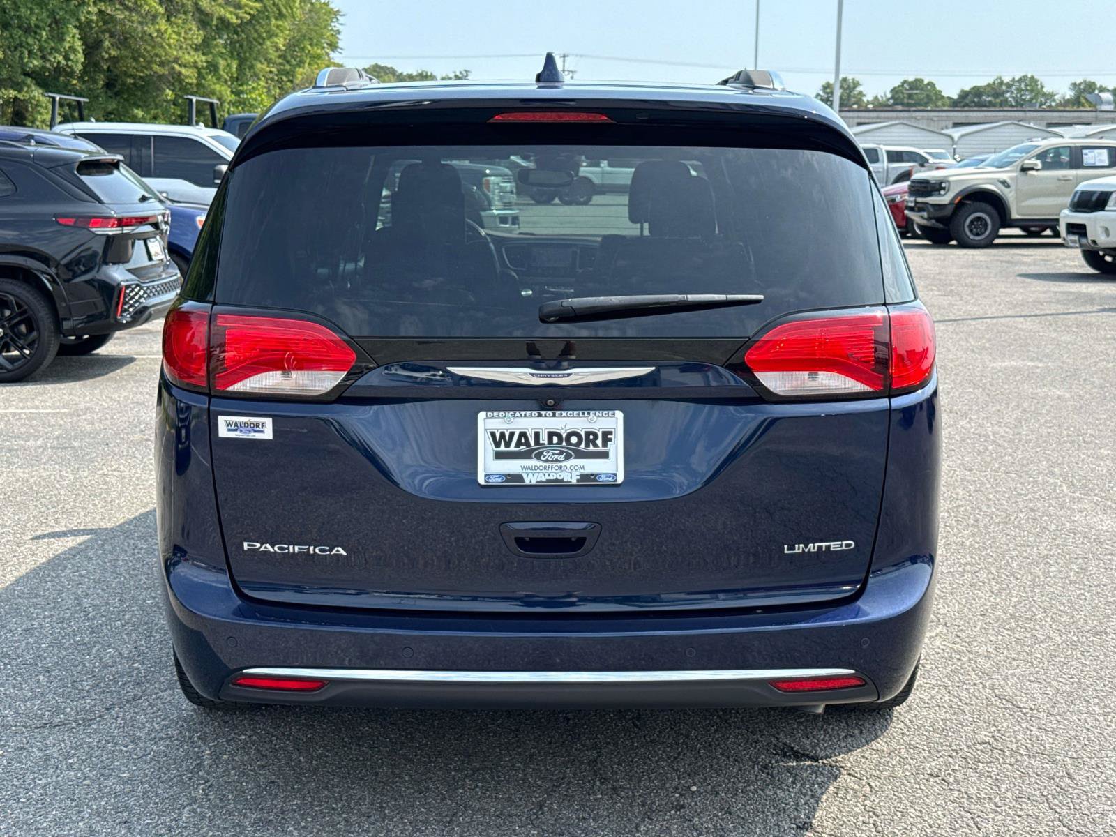 Used 2020 Chrysler Pacifica Limited w/ Advanced Safetytec Group FWD image 3