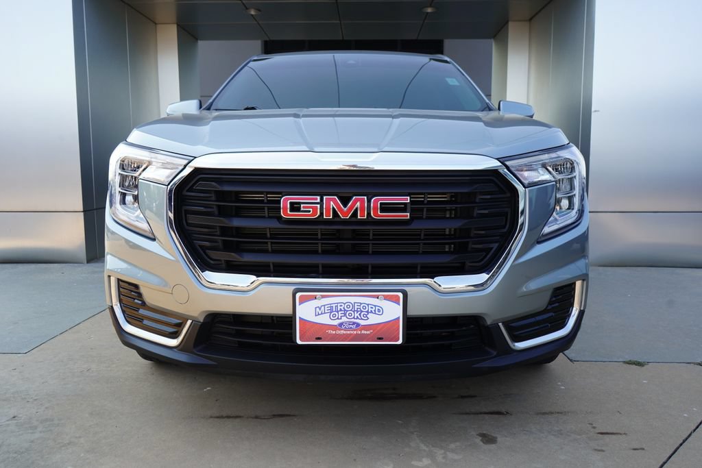 Used 2024 GMC Terrain SLE AWD/4WD image 3