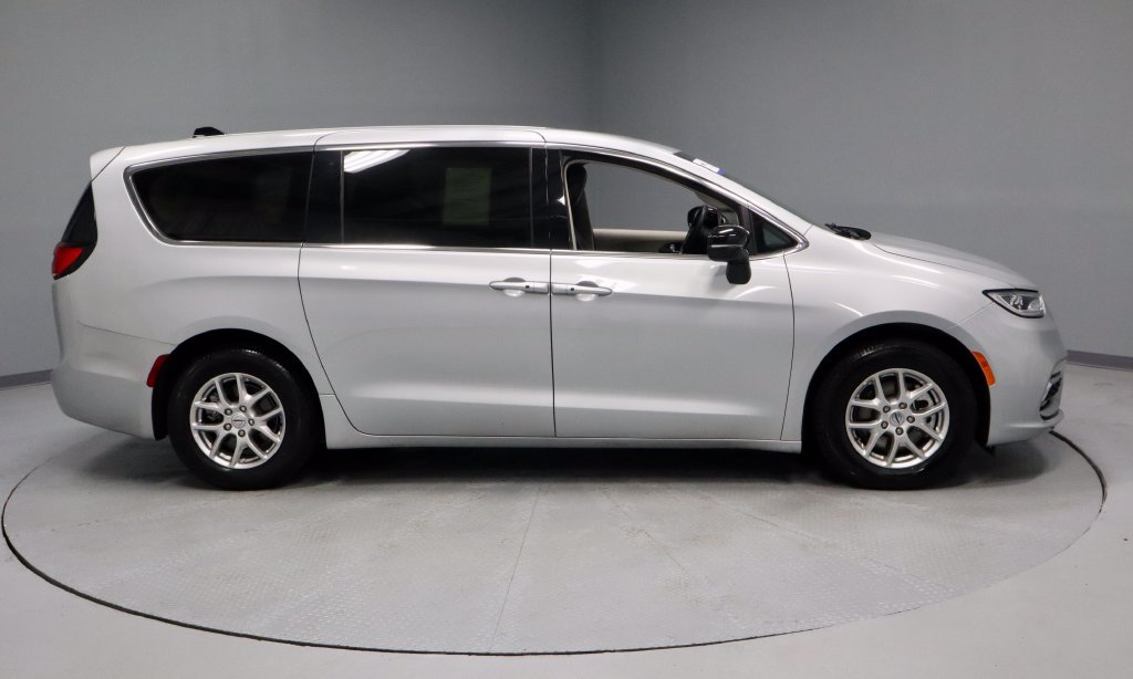 Used 2024 Chrysler Pacifica Touring-L FWD image 11