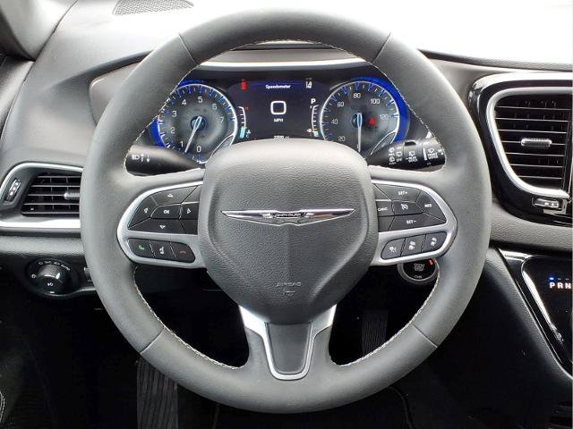 Used 2025 Chrysler Pacifica Select FWD image 13
