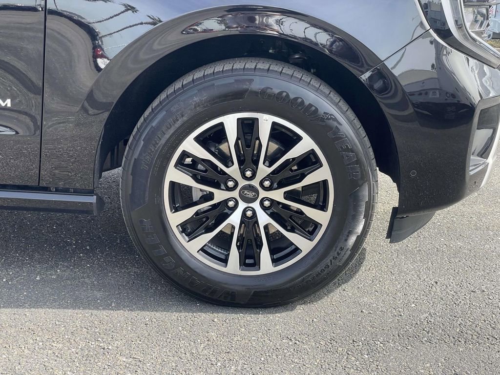 Certified 2025 Ford Expedition Platinum image 37