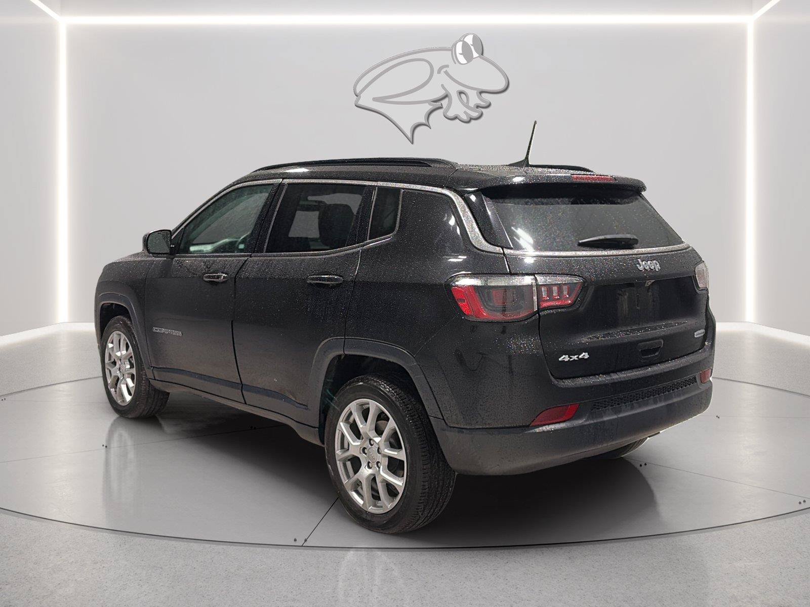 Used 2022 Jeep Compass Latitude w/ Sun and Sound Group AWD/4WD image 3