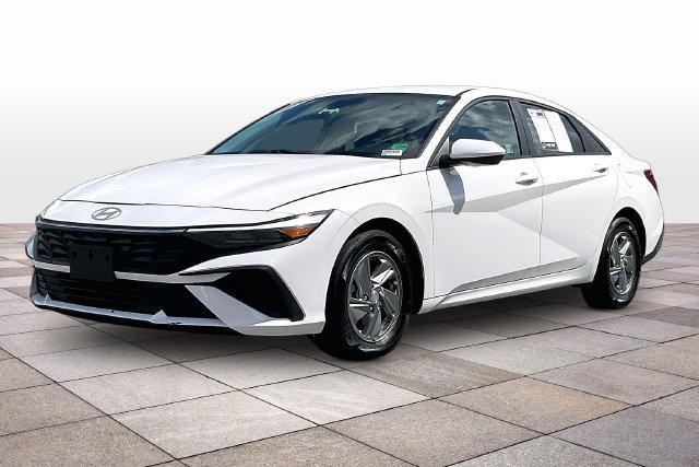 Used 2024 Hyundai Elantra SE FWD image 13