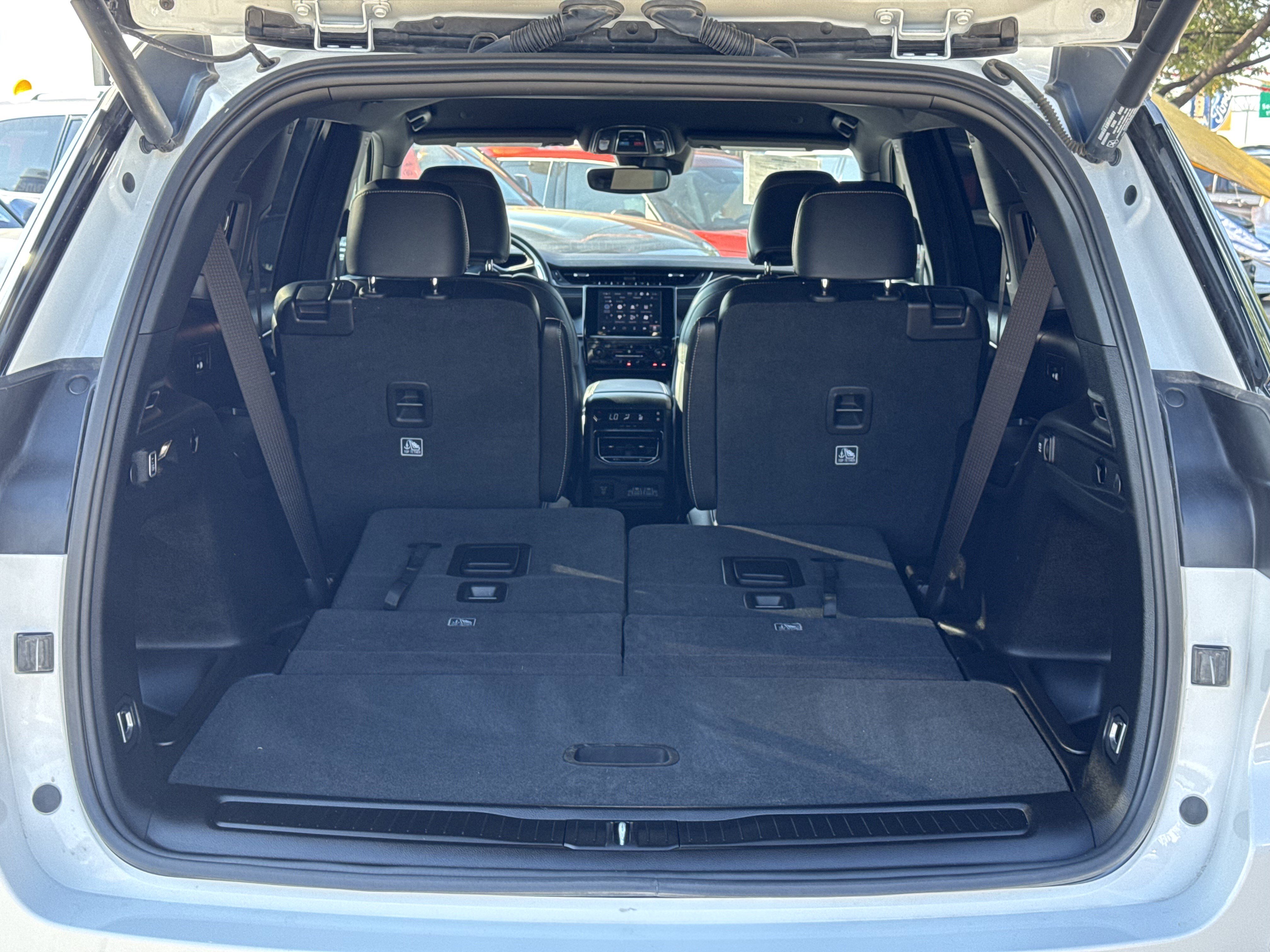 Used 2024 Jeep Grand Cherokee L Altitude image 8