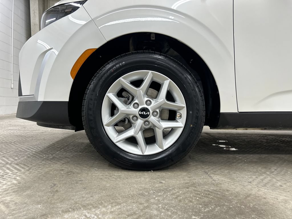 Used 2025 Kia Soul LX w/ LX Technology Package FWD image 13