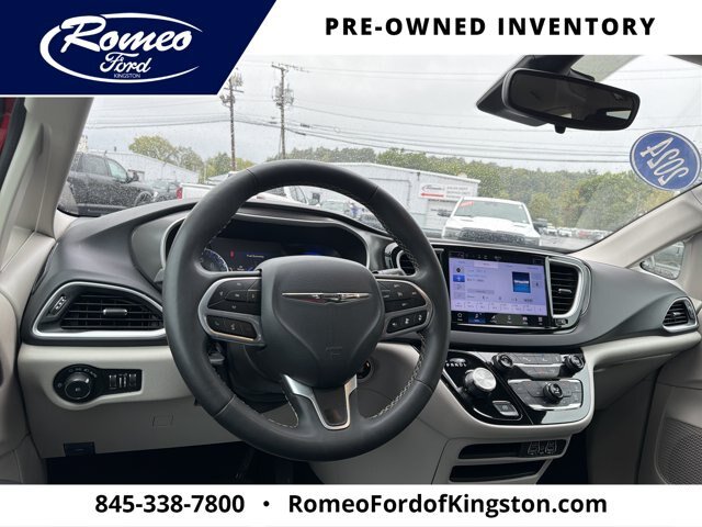 Used 2024 Chrysler Pacifica Touring-L FWD image 14
