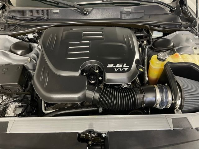 Used 2019 Dodge Challenger SXT w/ Blacktop Package image 9