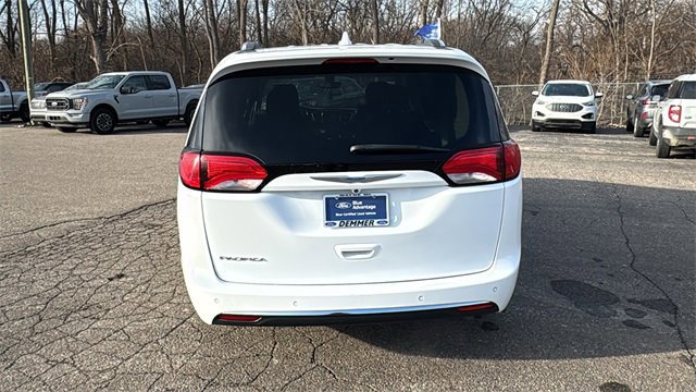 Used 2018 Chrysler Pacifica Touring-L image 4