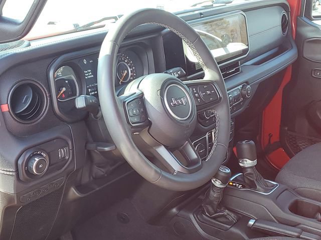 Used 2025 Jeep Wrangler Unlimited Rubicon w/ Convenience Group image 6