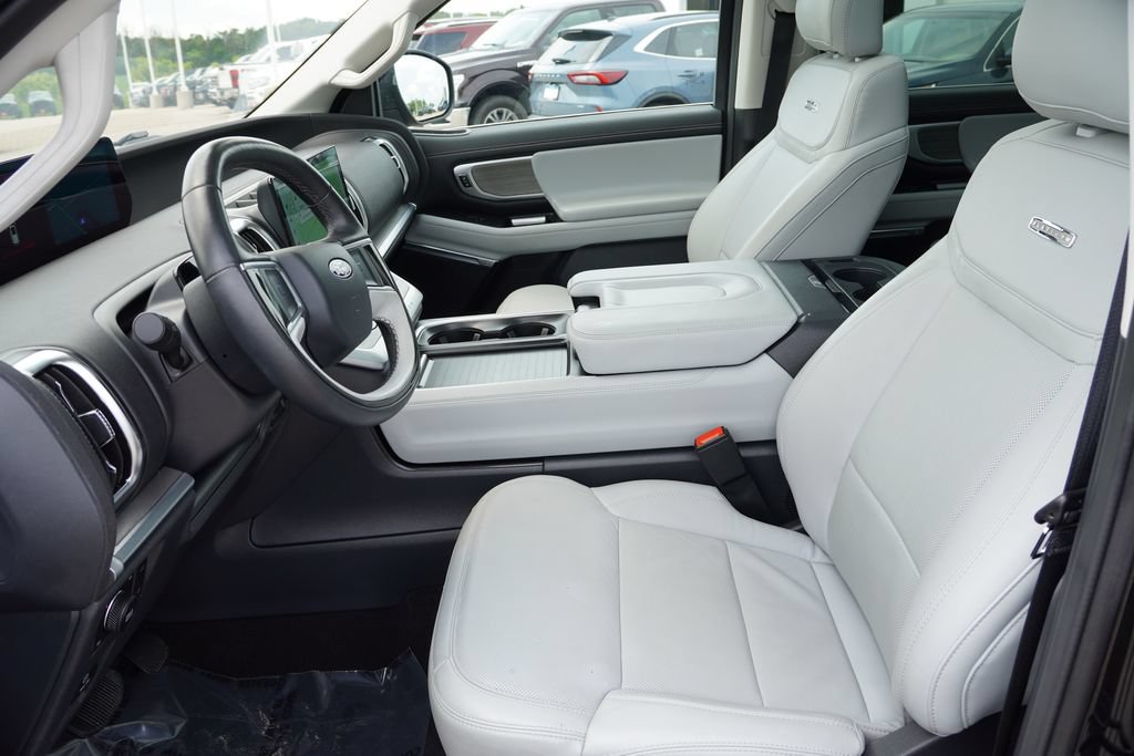 Certified 2025 Ford Expedition Platinum w/ Driver's Package AWD/4WD image 16