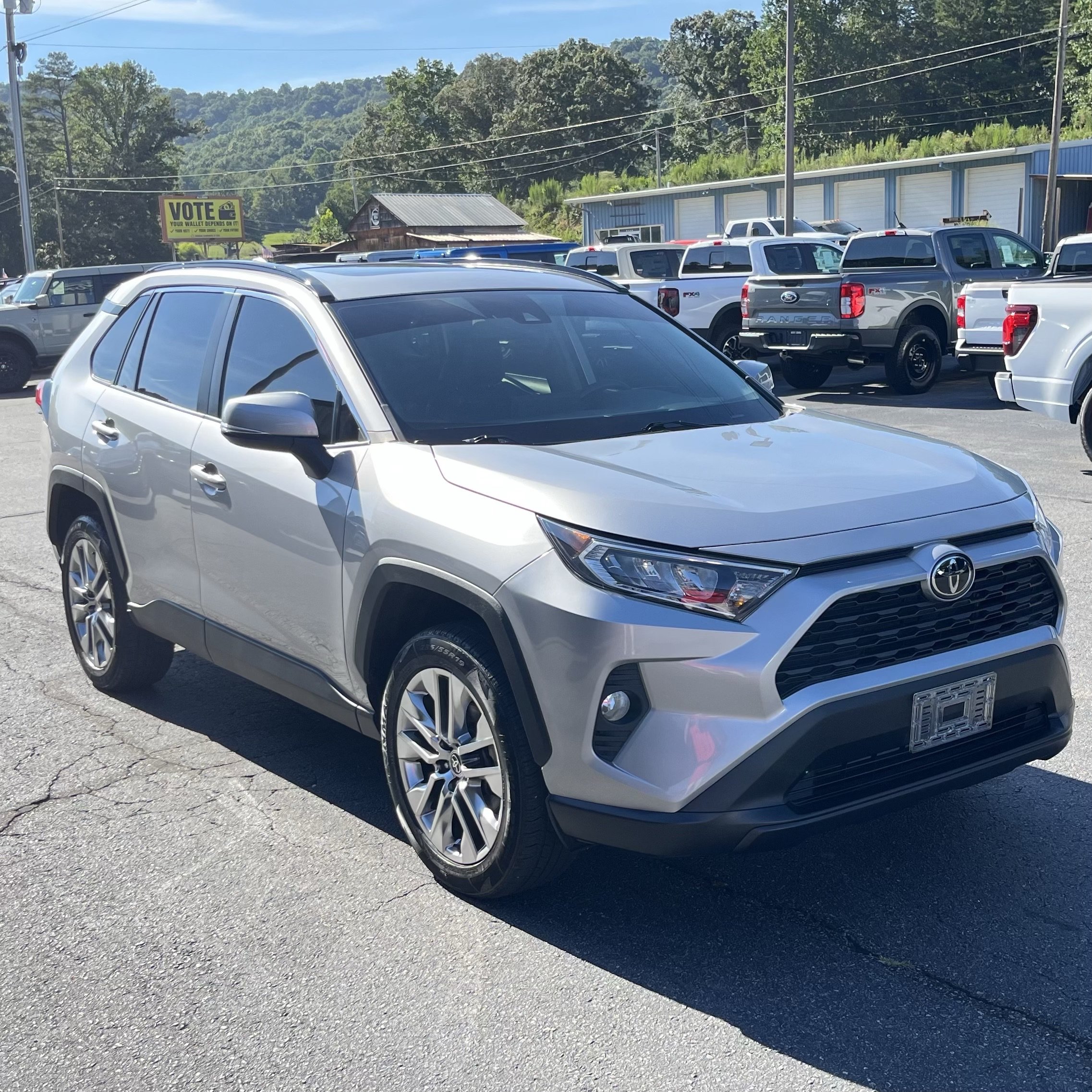 Used 2021 Toyota RAV4 XLE Premium AWD/4WD image 4