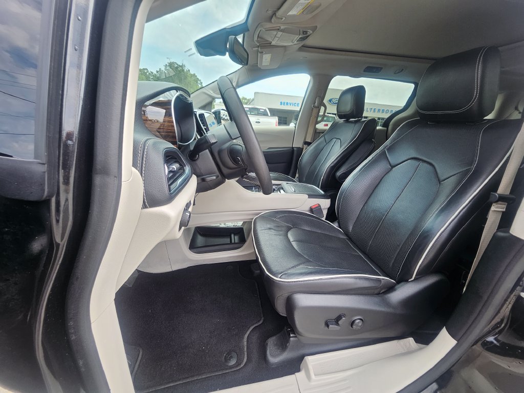 Used 2023 Chrysler Pacifica Limited FWD image 4