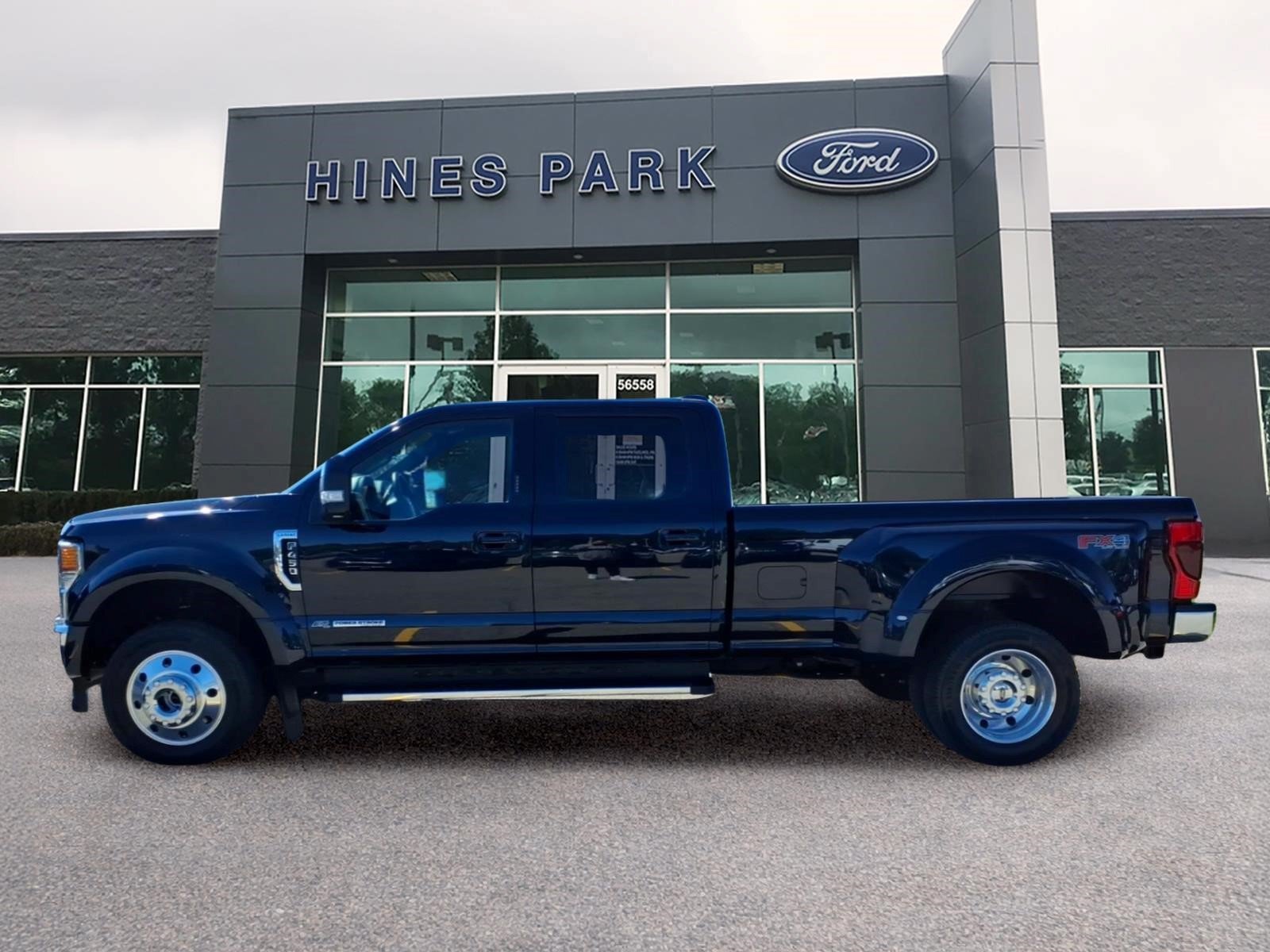 Certified 2022 Ford F450 Lariat w/ Lariat Value Package AWD/4WD image 3