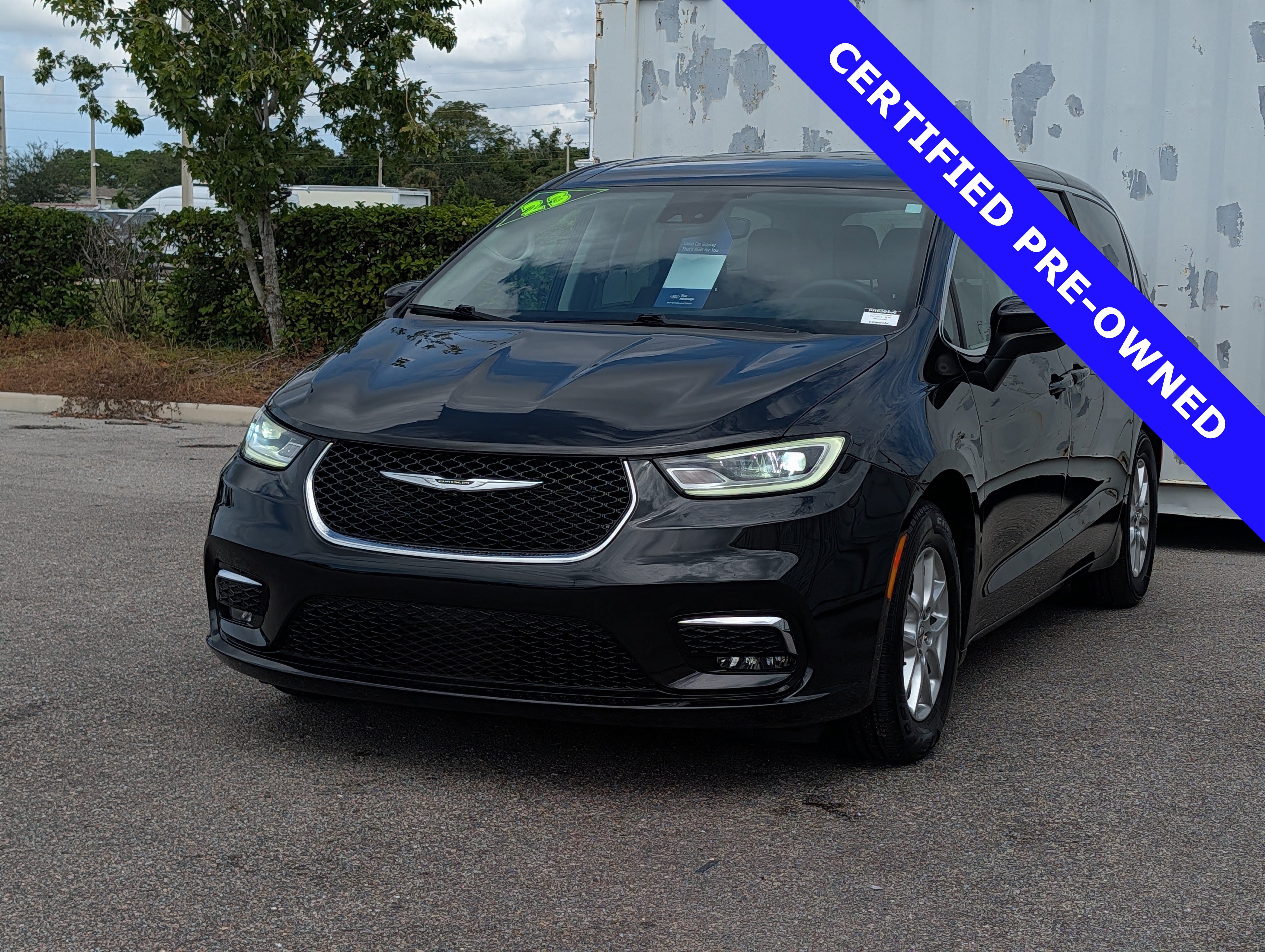Used 2023 Chrysler Pacifica Touring-L FWD image 8