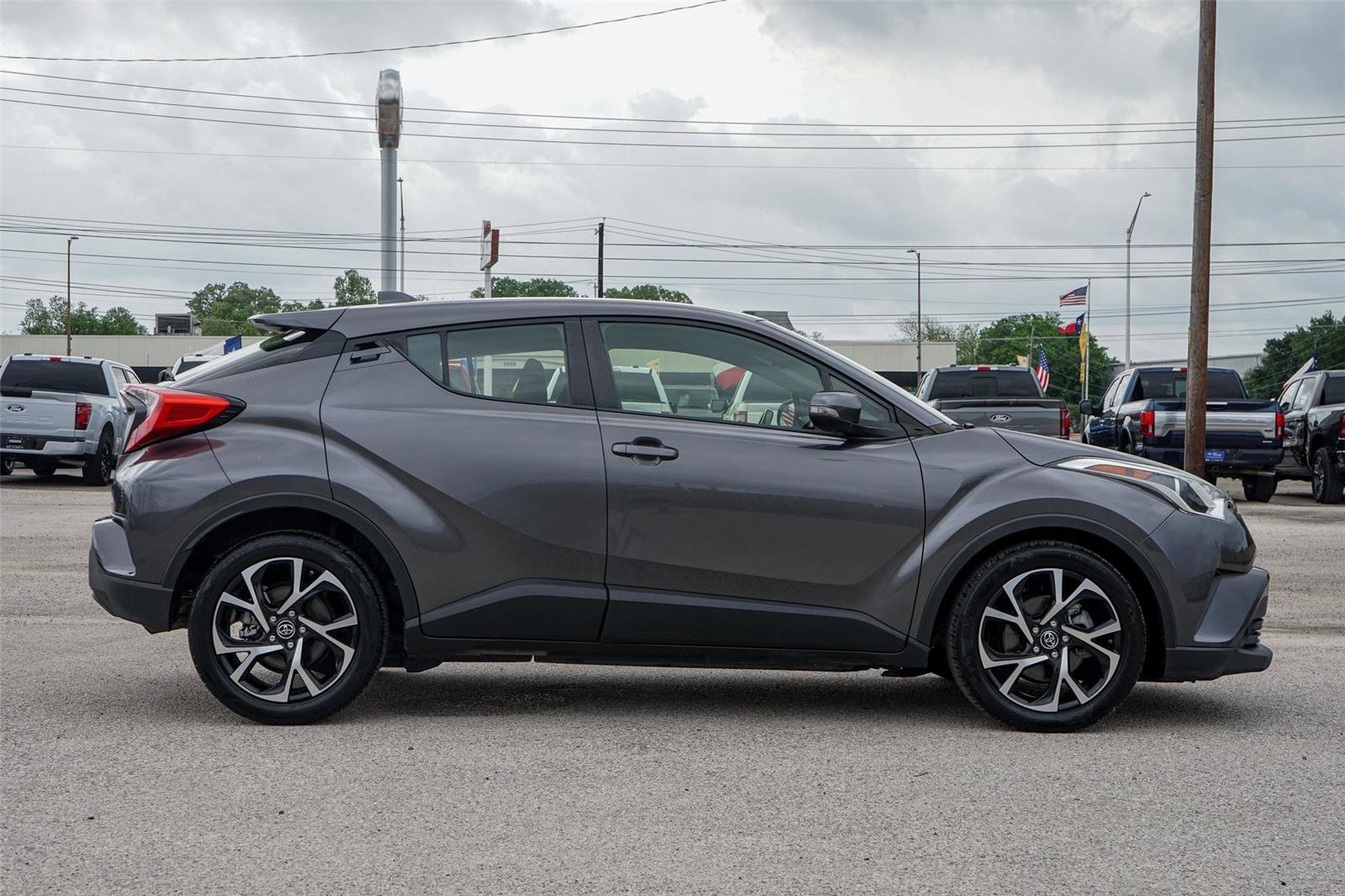 Used 2019 Toyota C-HR XLE FWD image 4