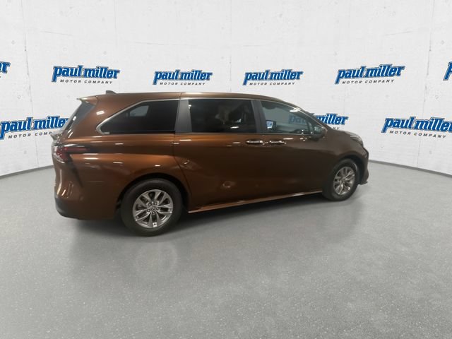 Used 2023 Toyota Sienna XLE FWD image 11