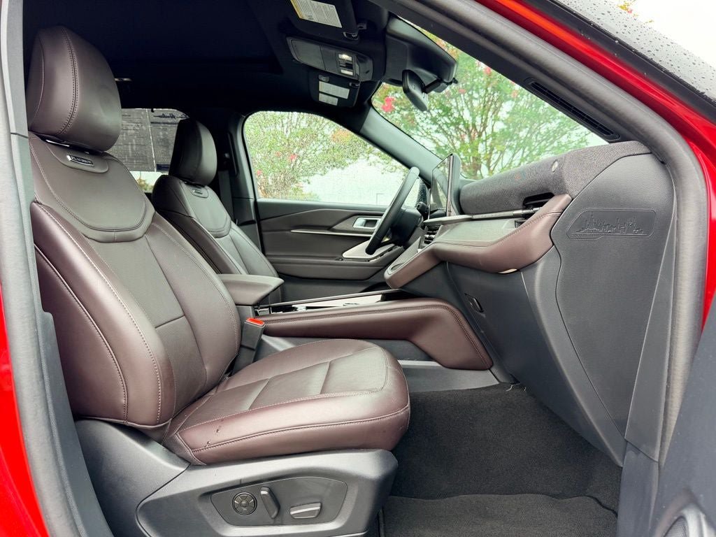 Certified 2025 Ford Explorer Platinum RWD image 11
