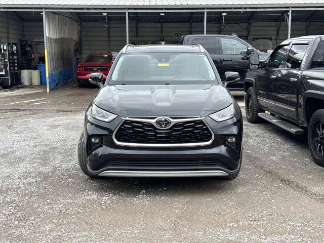 Used 2020 Toyota Highlander Platinum AWD/4WD image 2