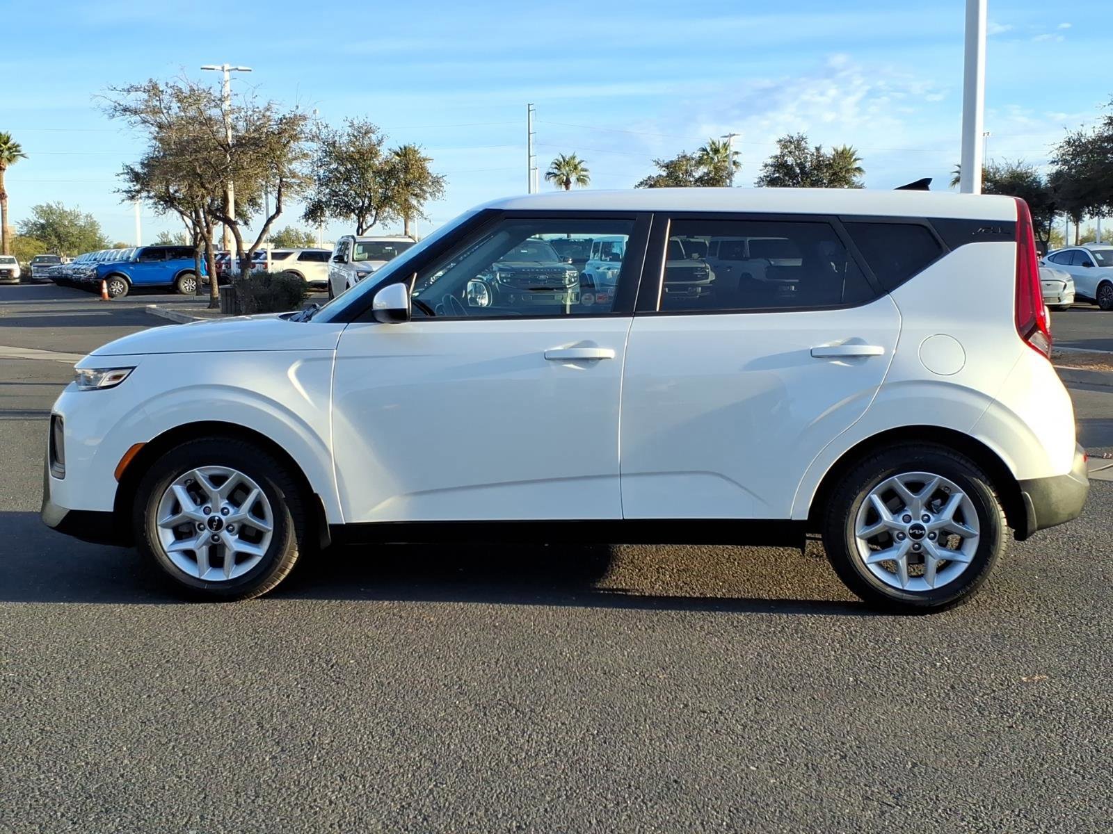 Used 2022 Kia Soul LX w/ Technology Package image 2