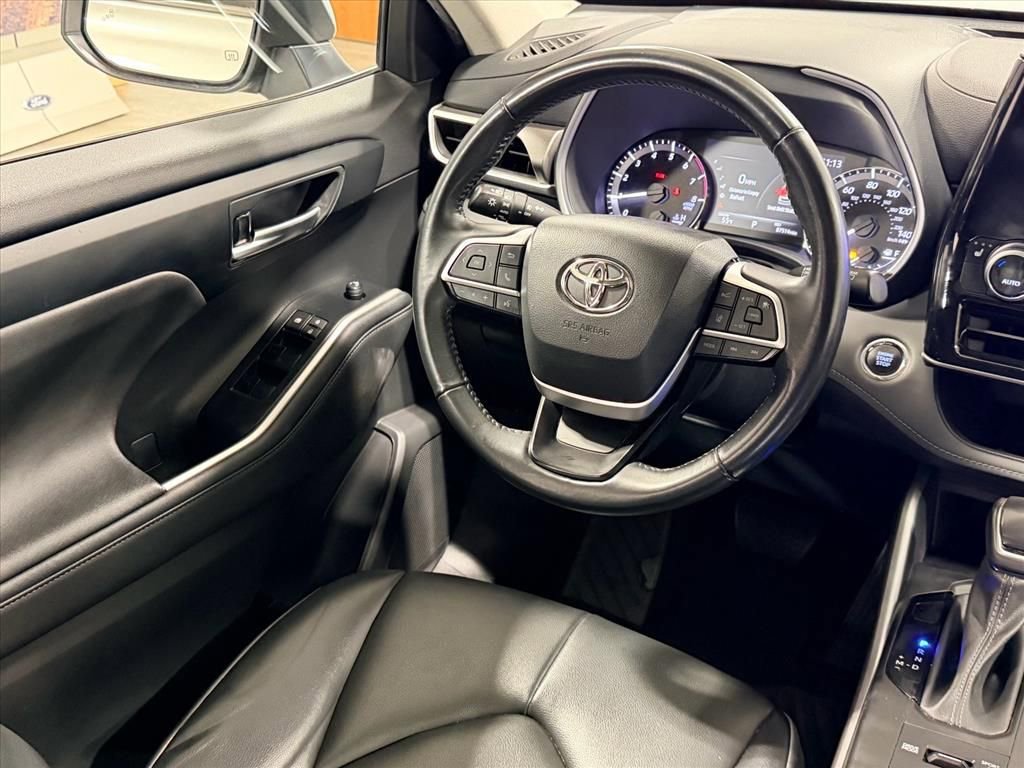 Used 2023 Toyota Highlander XLE image 11
