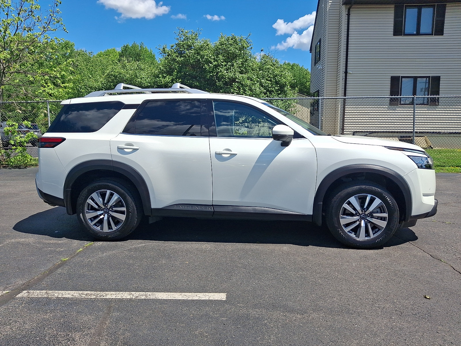 Used 2023 Nissan Pathfinder SL AWD/4WD image 8
