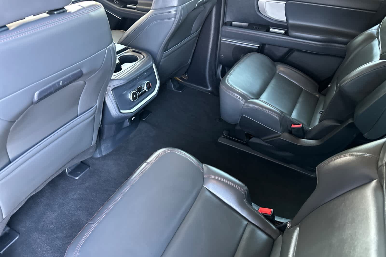 Certified 2025 Ford Expedition Active AWD/4WD image 4