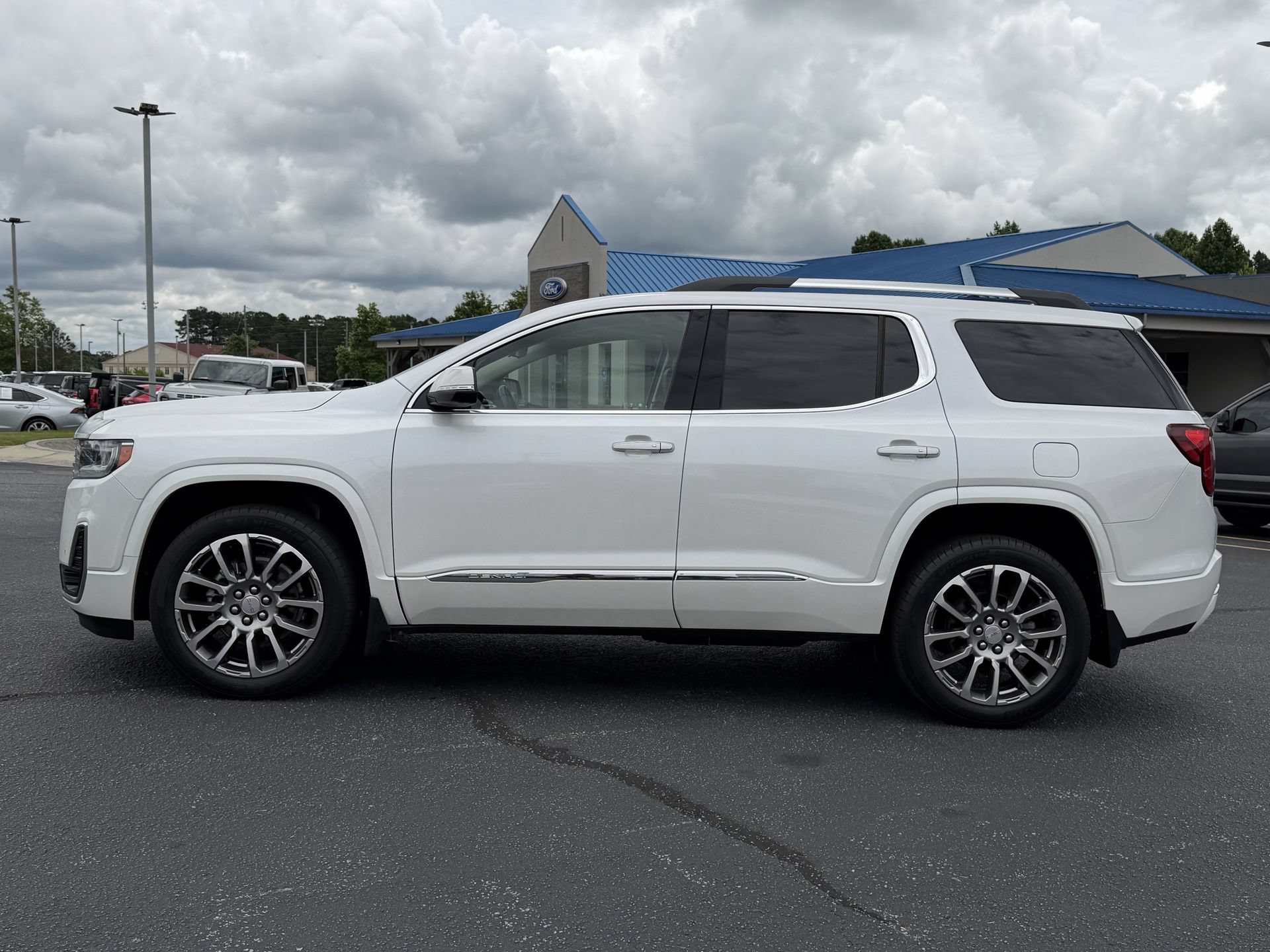 Used 2023 GMC Acadia Denali w/ Denali Technology Package AWD/4WD image 2