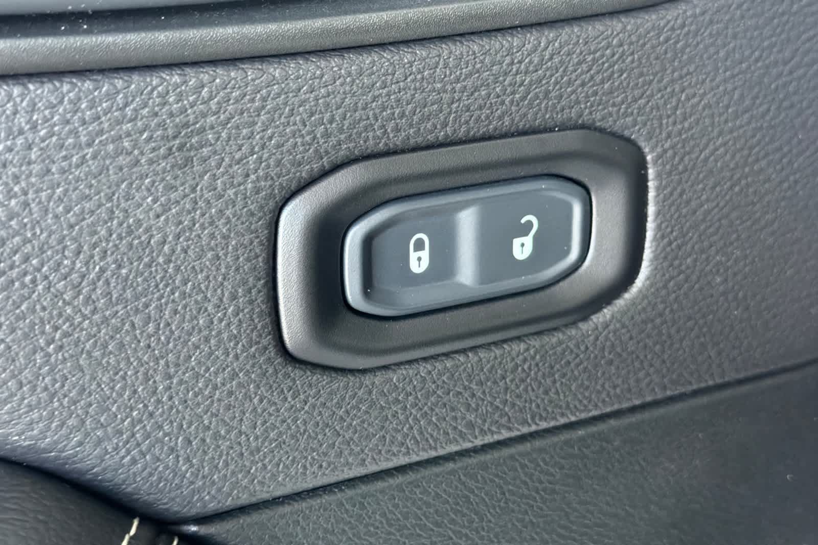 Used 2020 Jeep Gladiator Overland AWD/4WD image 13