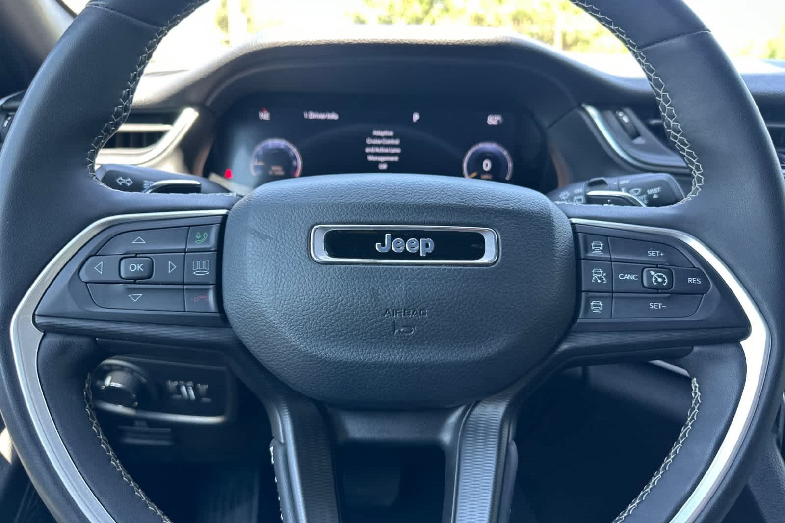 Used 2023 Jeep Grand Cherokee Altitude image 24