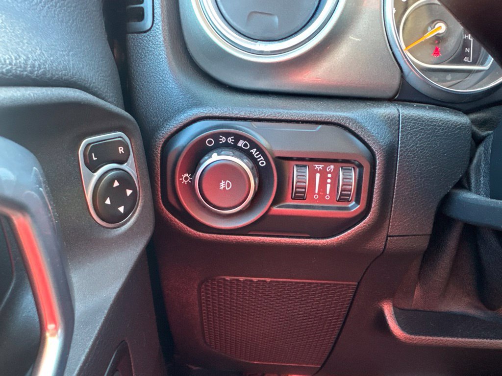 Used 2019 Jeep Wrangler Unlimited Sahara w/ Uconnect 4C Nav & Sound Group AWD/4WD image 25