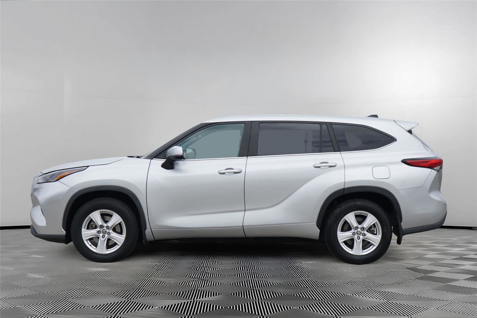 Used 2023 Toyota Highlander LE AWD/4WD image 7