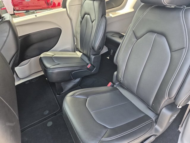 Used 2023 Chrysler Pacifica Touring-L AWD/4WD image 29