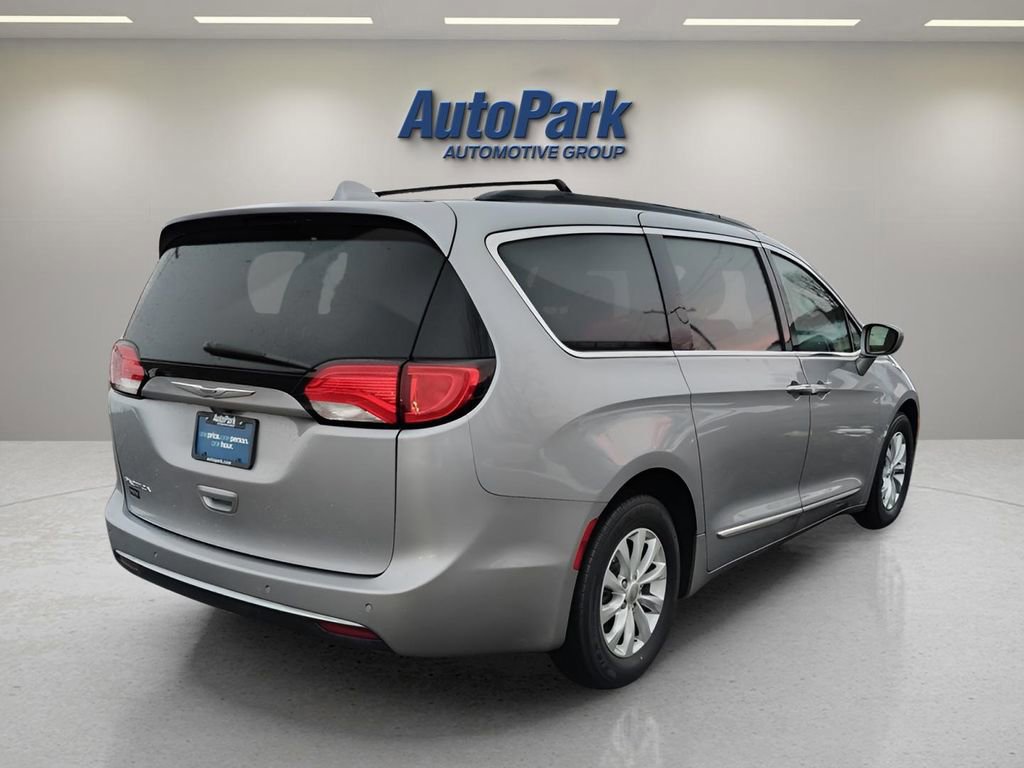 Used 2017 Chrysler Pacifica Touring-L image 5