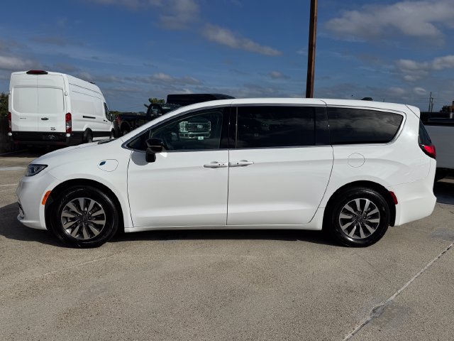 Used 2024 Chrysler Pacifica Limited FWD image 8