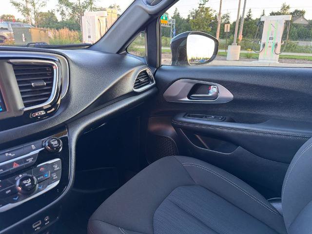 Used 2020 Chrysler Pacifica Touring w/ S Appearance Package FWD image 17