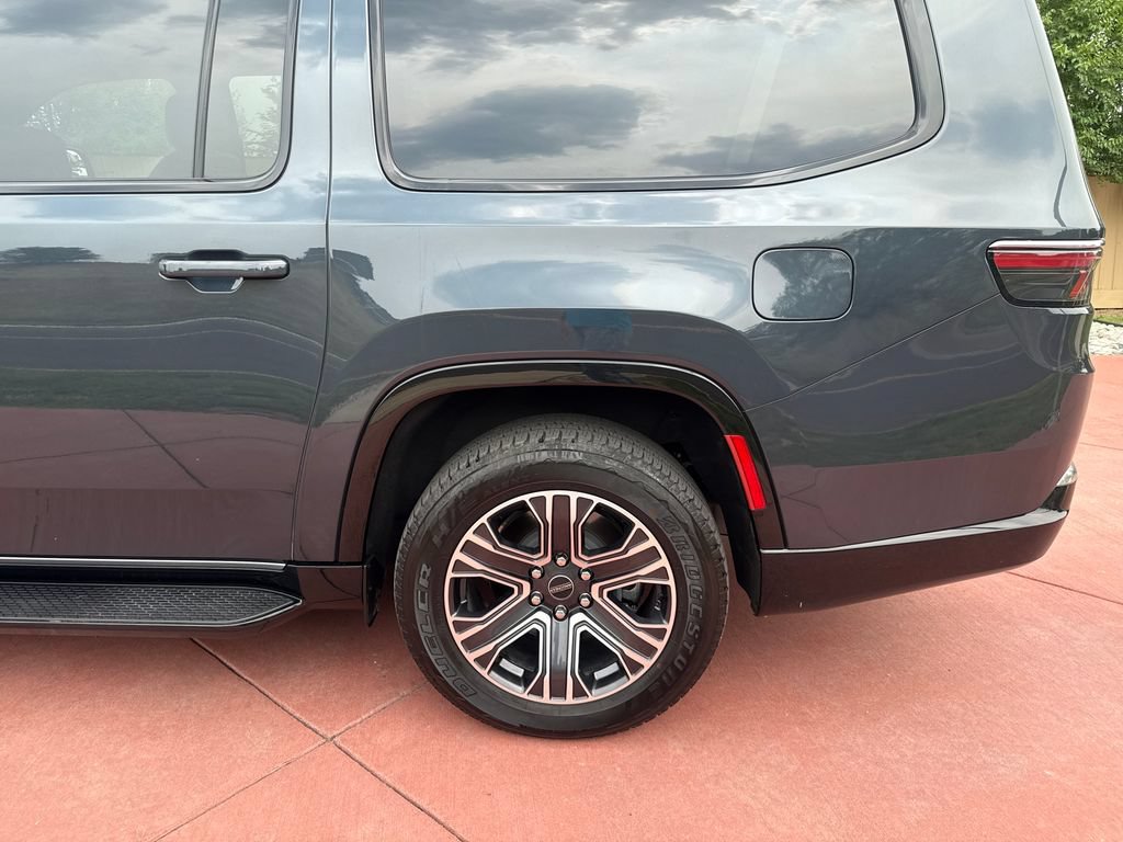 Used 2025 Jeep Wagoneer L Series II AWD/4WD image 37