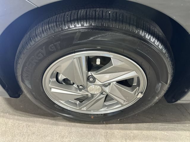 Used 2026 Hyundai Elantra SE FWD image 23