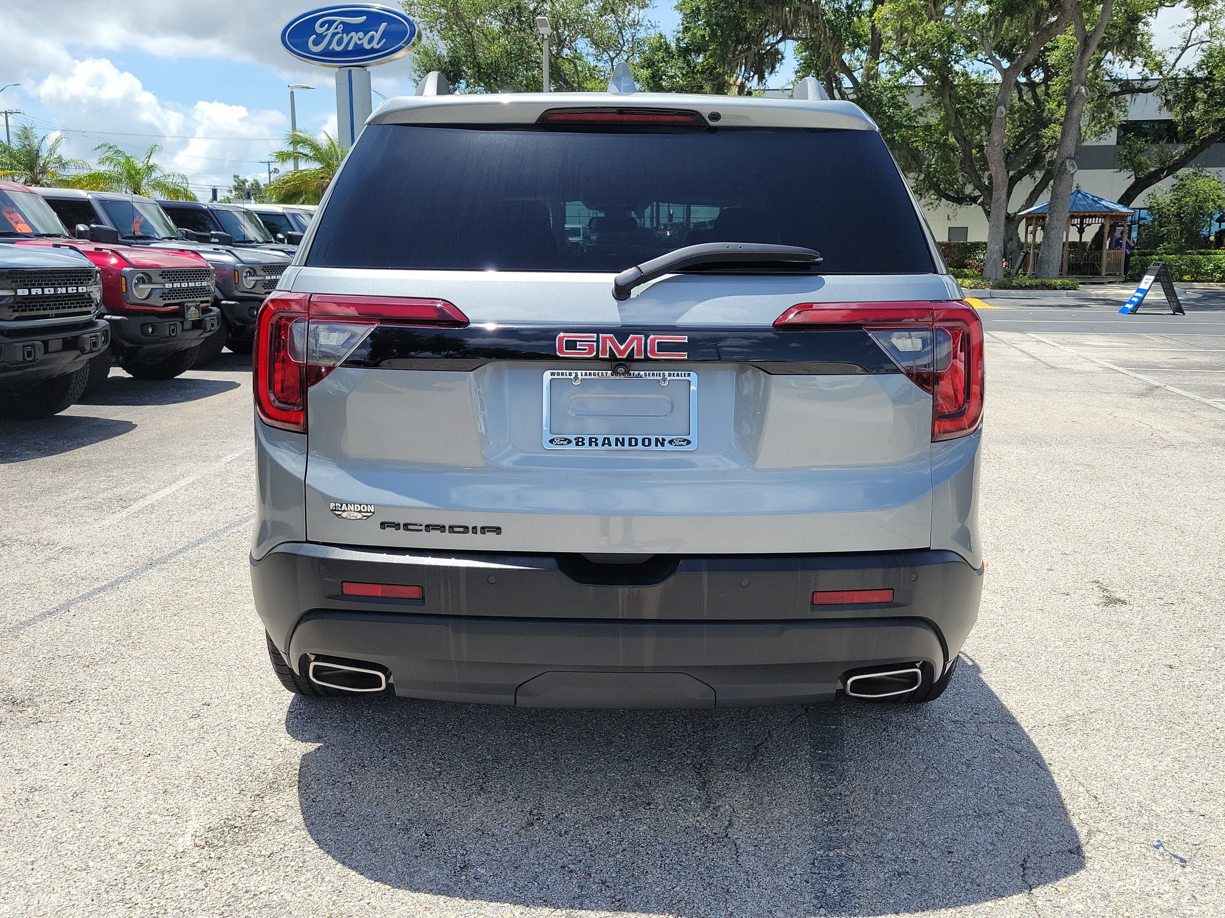 Used 2023 GMC Acadia SLT w/ Elevation Edition FWD image 7