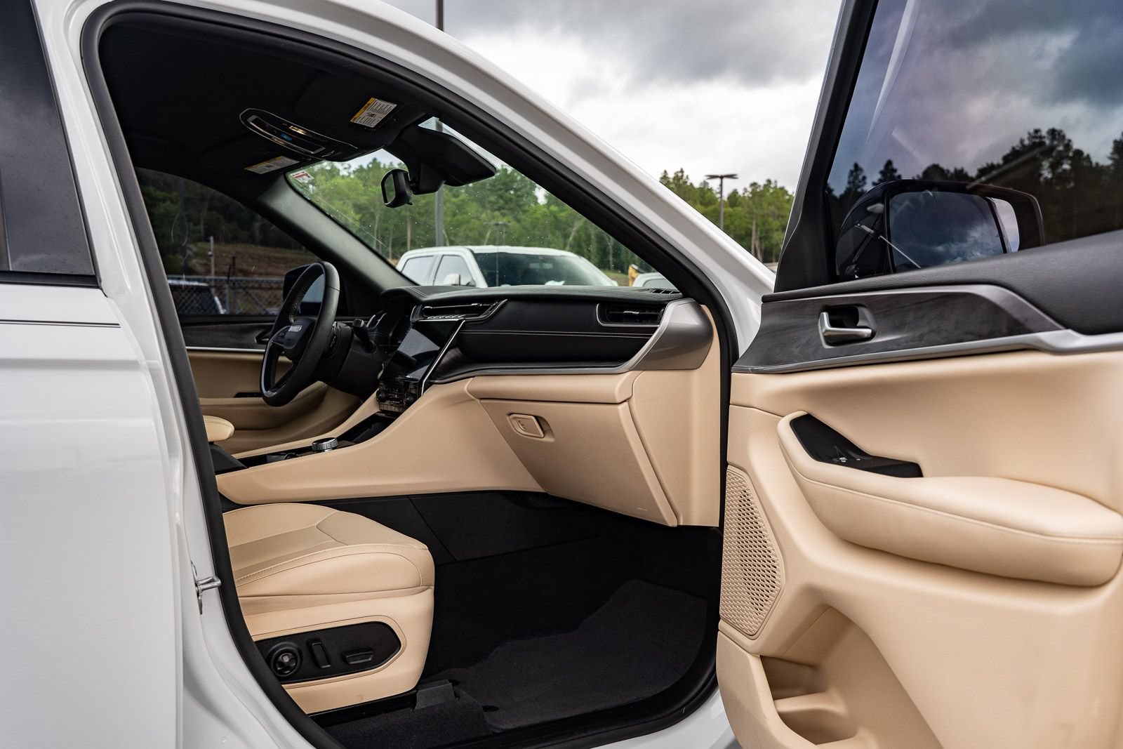 Used 2023 Jeep Grand Cherokee L Limited AWD/4WD image 12