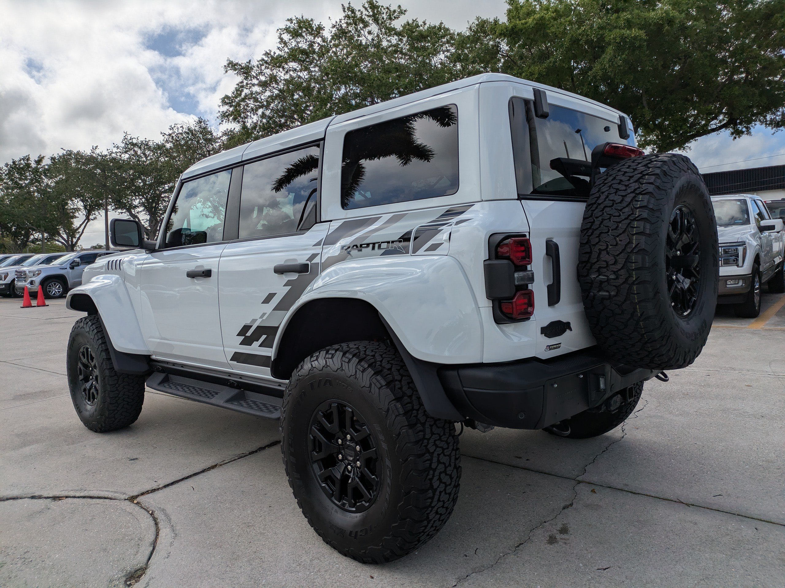 Certified 2025 Ford Bronco Raptor w/ Interior Carbon Fiber Pack AWD/4WD image 6