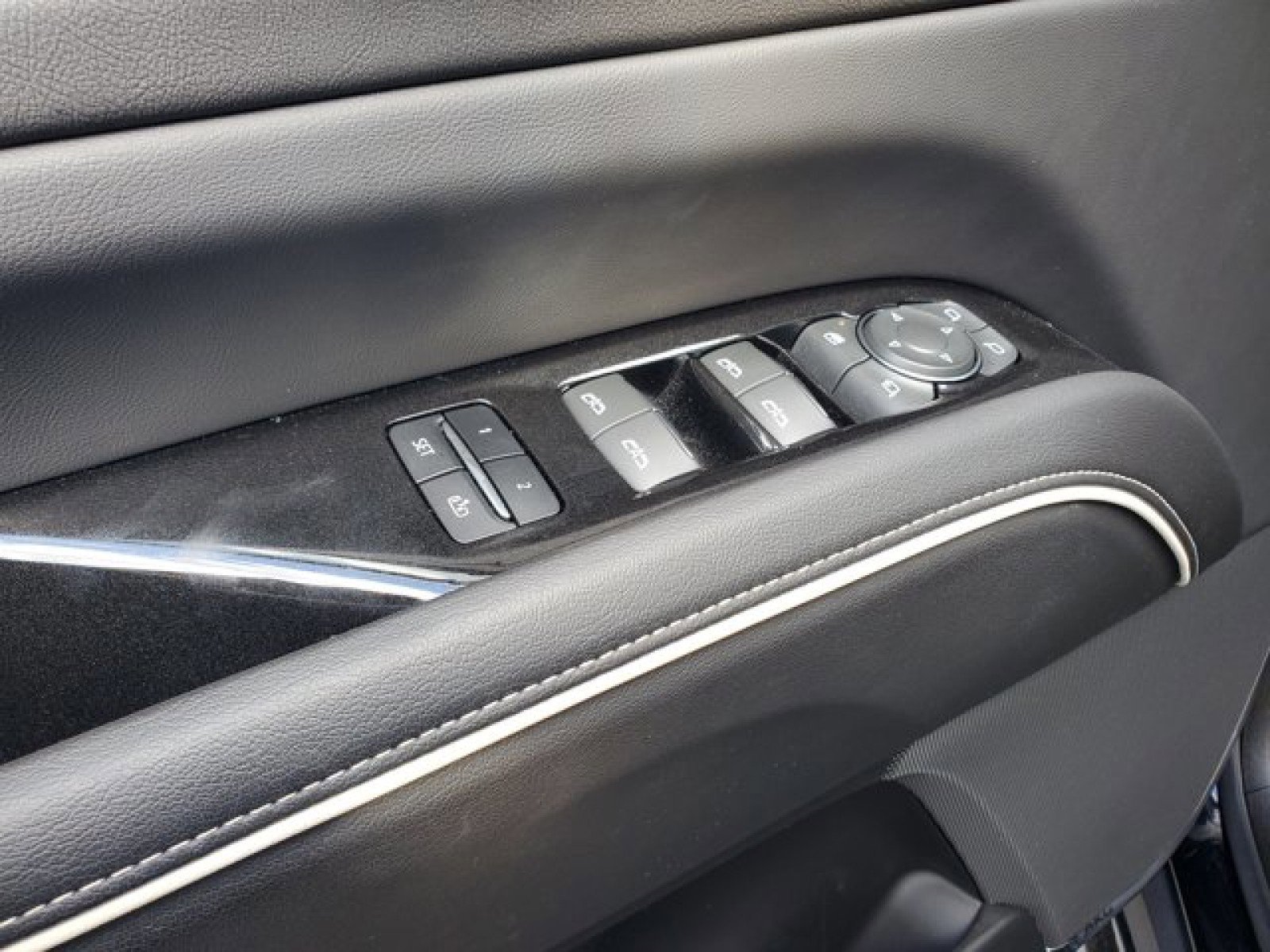 Used 2022 Cadillac Escalade Luxury image 14