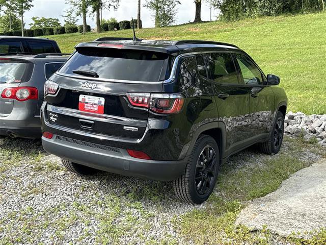Used 2022 Jeep Compass Latitude AWD/4WD image 3